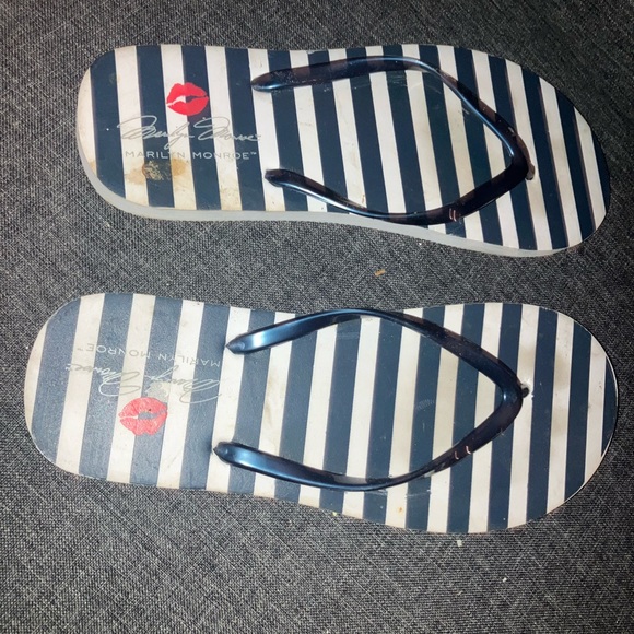 Marilyn Monroe signature series flip flop thong beach sandals ladies size 9.5 - Picture 2 of 9
